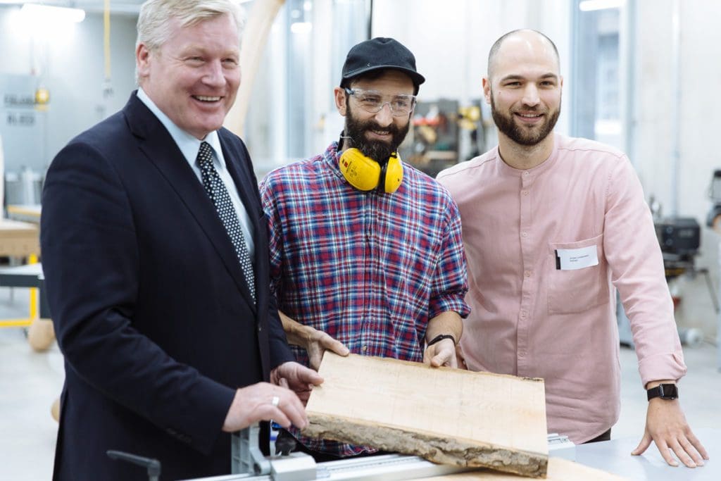 Niedersachsens Wirtschaftsminister Bernd Althusmann bei der Führung durch den Hafven (Foto: (c) Albert Rein)