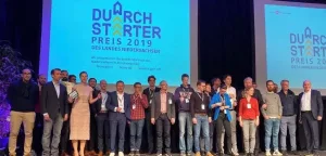 Sieger des DurchSTARTer2019 auf der Bühne