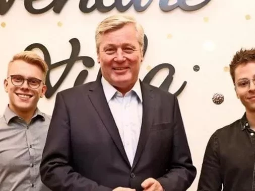 Wirtschaftsminister Bernd Althusmann zusammen mit den zwei Gründern vom Startup Epap.