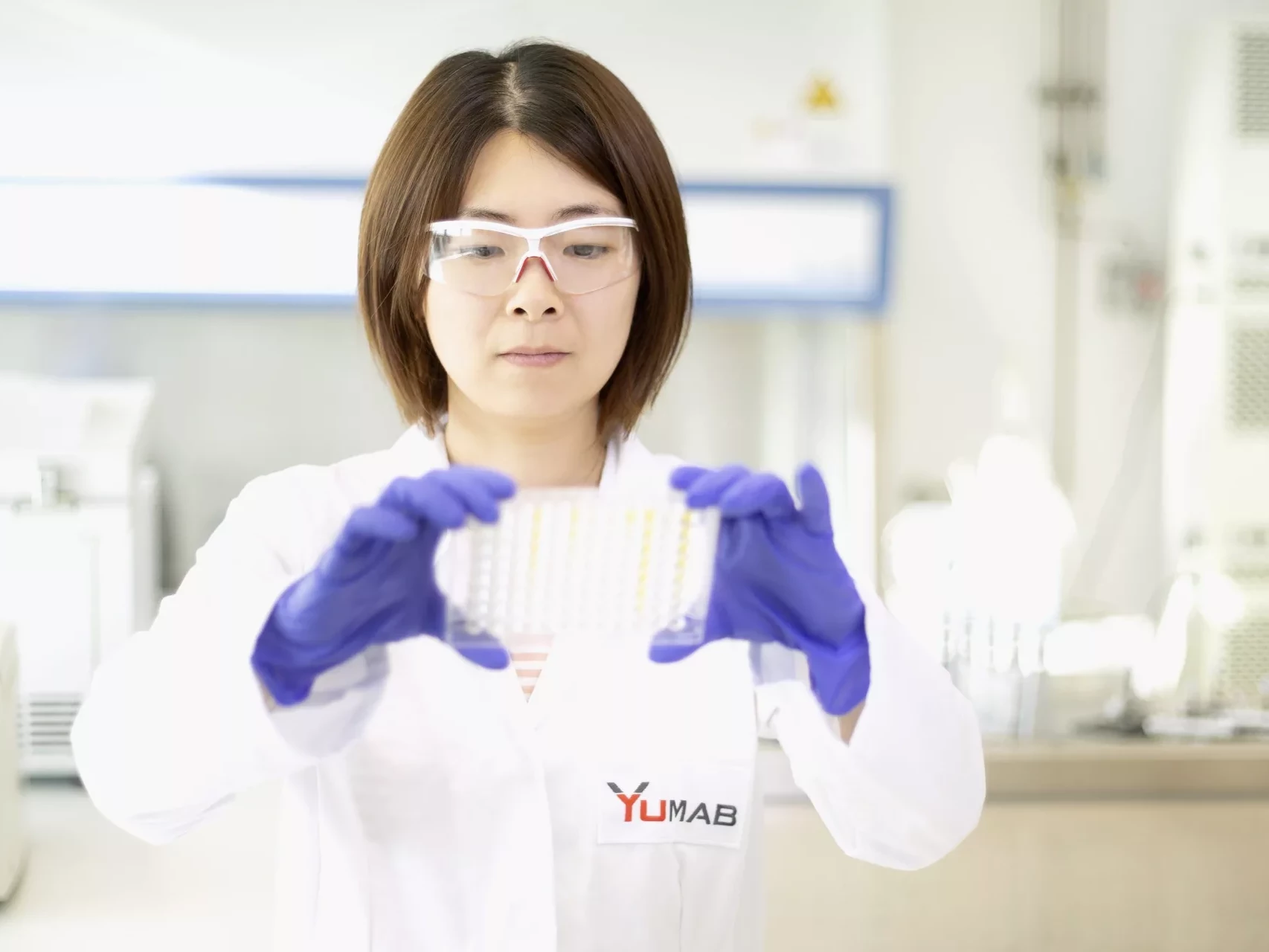 YUMAB-Mitarbeiterin im Labor.