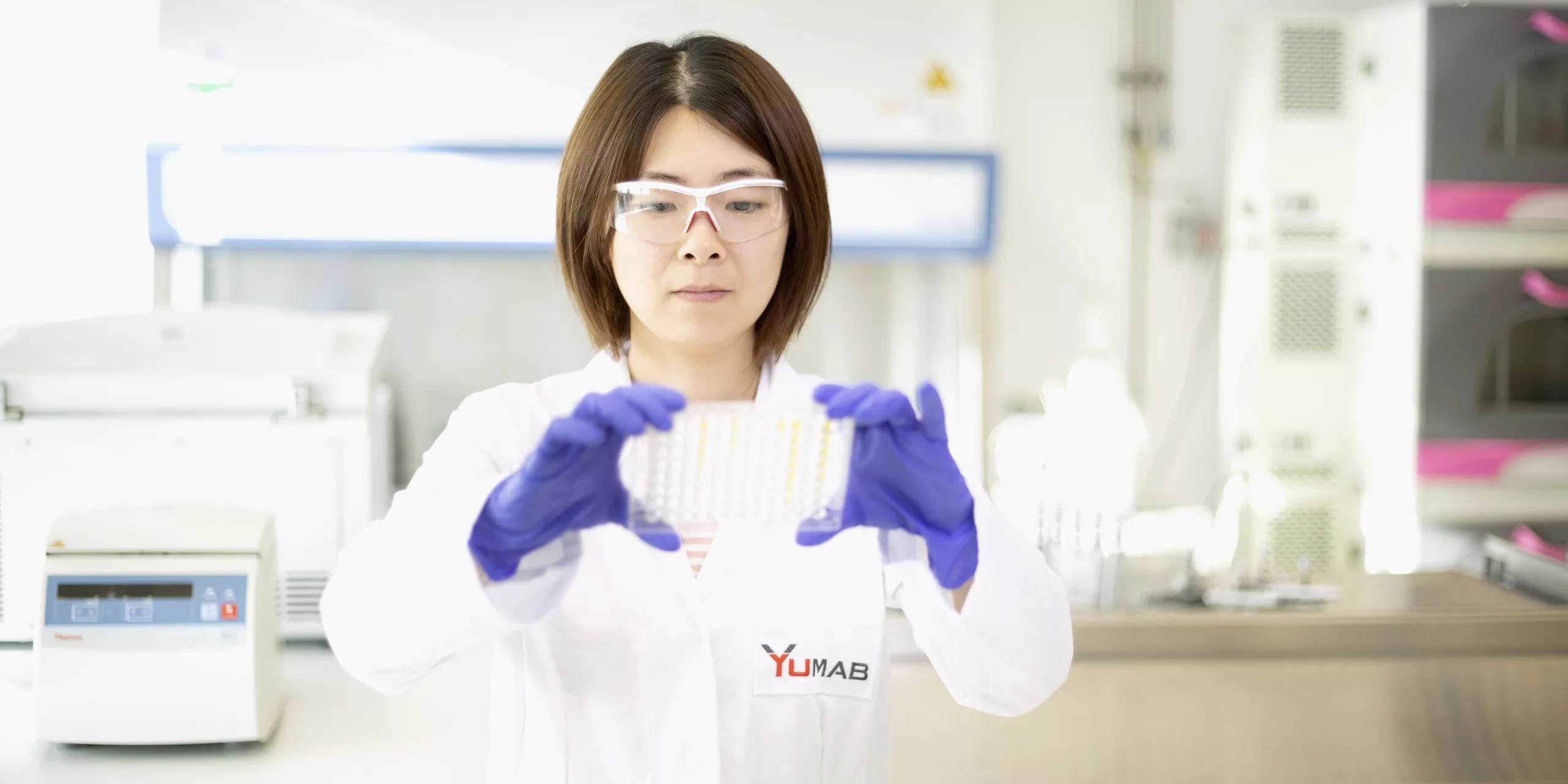 YUMAB-Mitarbeiterin im Labor.