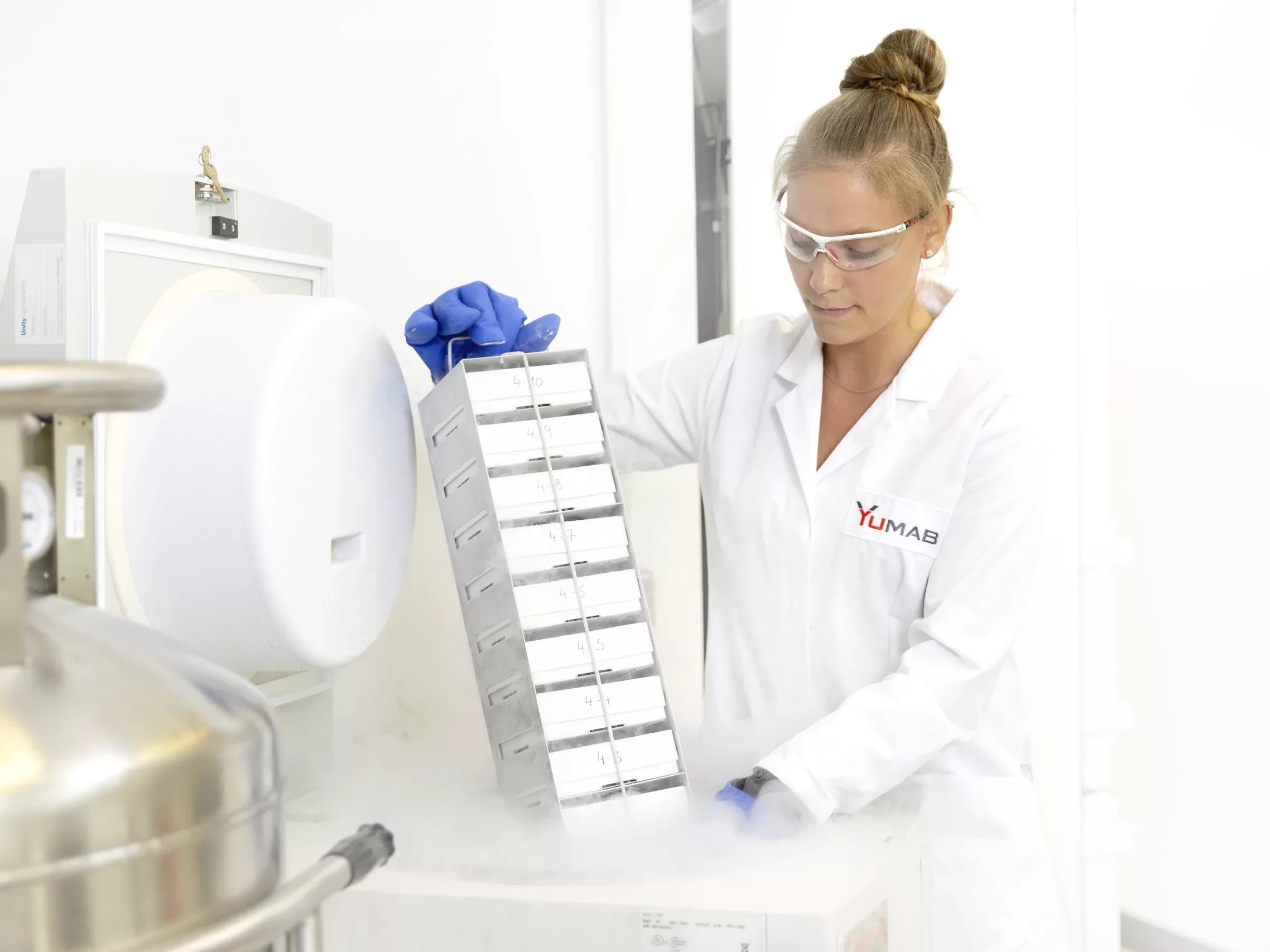 YUMAB-Mitarbeiterin mitLaborgeräten.