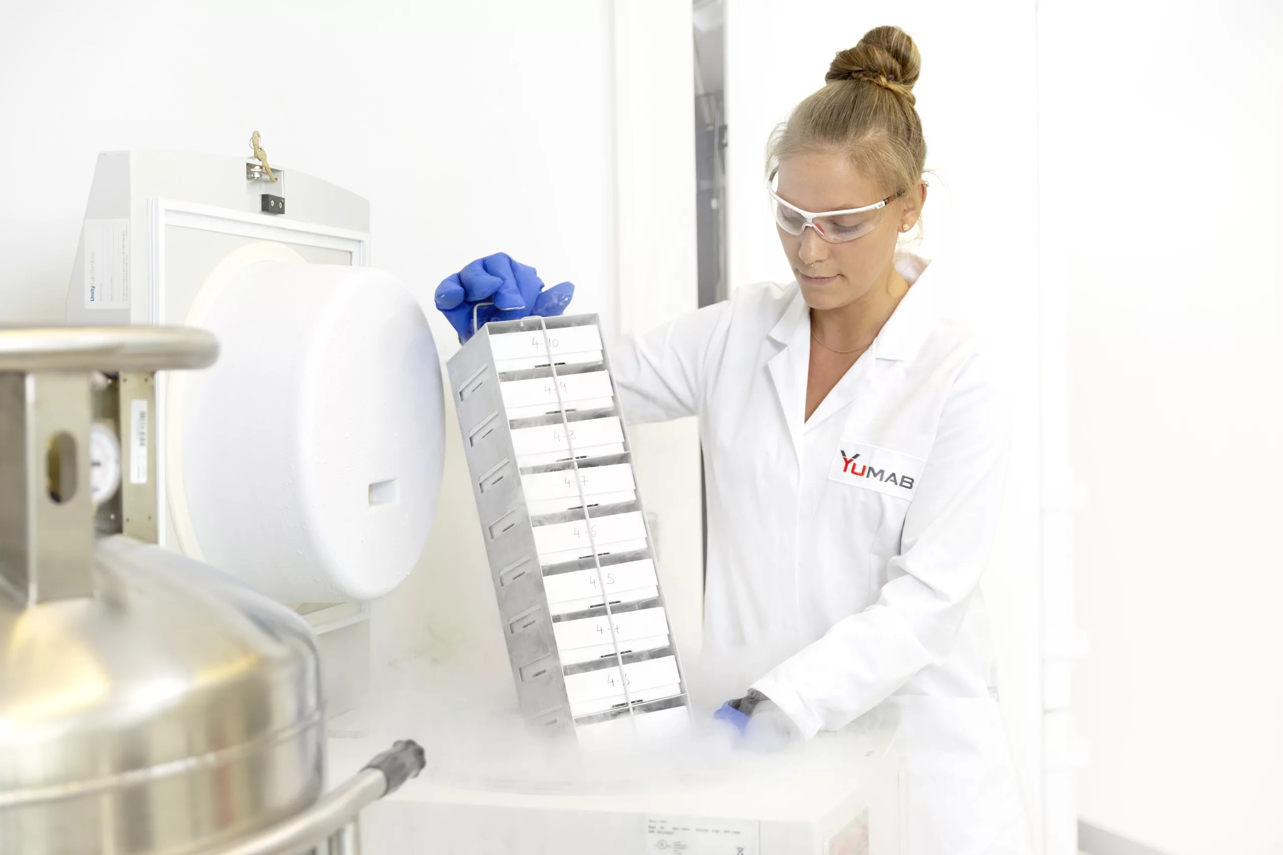 YUMAB-Mitarbeiterin mitLaborgeräten.