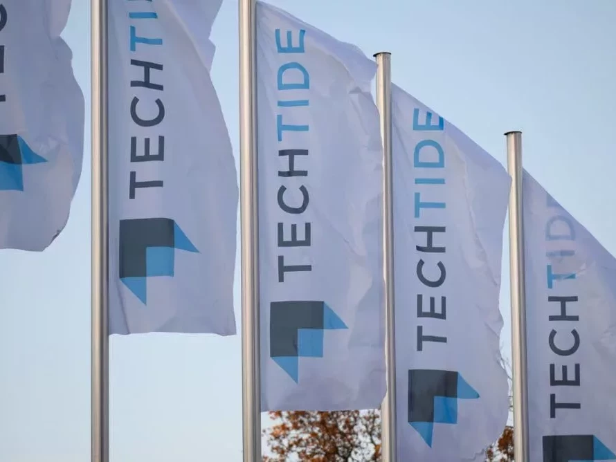 Banner mit dem Logo der Techtide vor dem Eingang der Messe.