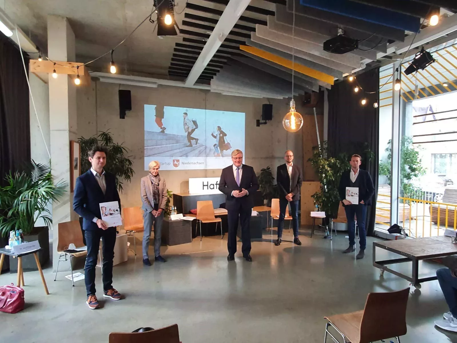 Das Bild zeigt drei Mitglieder vom Startup-Beirat mit Wirtschaftsminister Dr. Bernd Althusmann und Wissenschaftsstaatssekretärin Dr. Sabine Johannsen bei der Pressekonferenz.