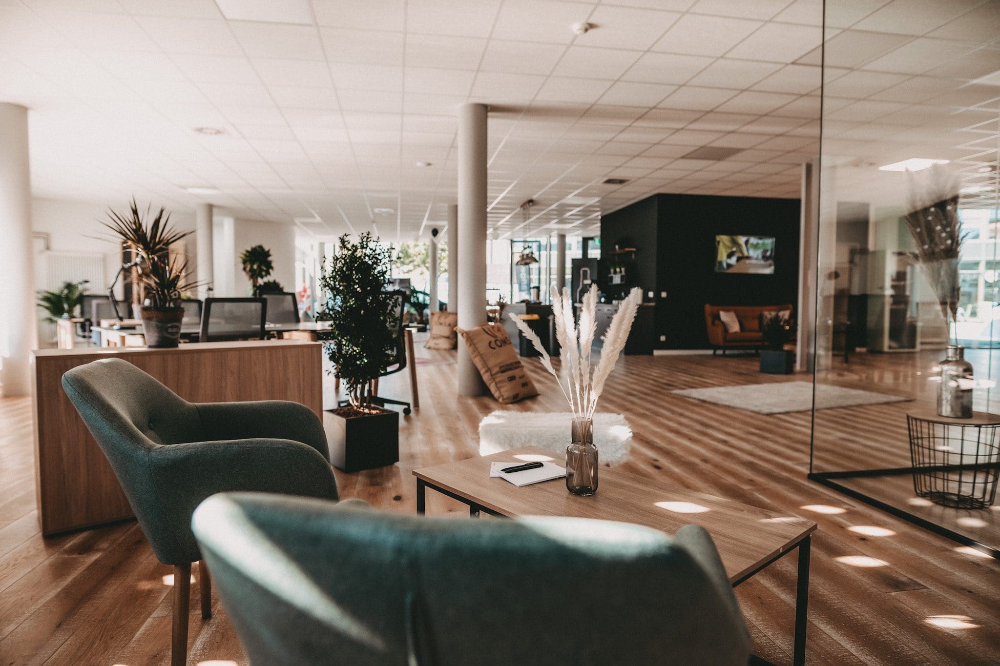 Das Bild zeigt einen Coworking-Space der Orangery von innen.