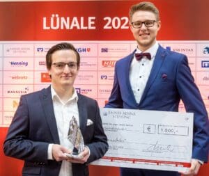 Die beiden Gründer von Maschibo mit ihrem Preis und einem Check.