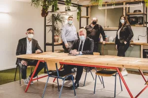 TGO Geschäftsführer Jürgen Bath und Minister Dr. Bernd Althusmann mit Gründenden aus dem Coworking Space GO! Work (v.l.n.r.)