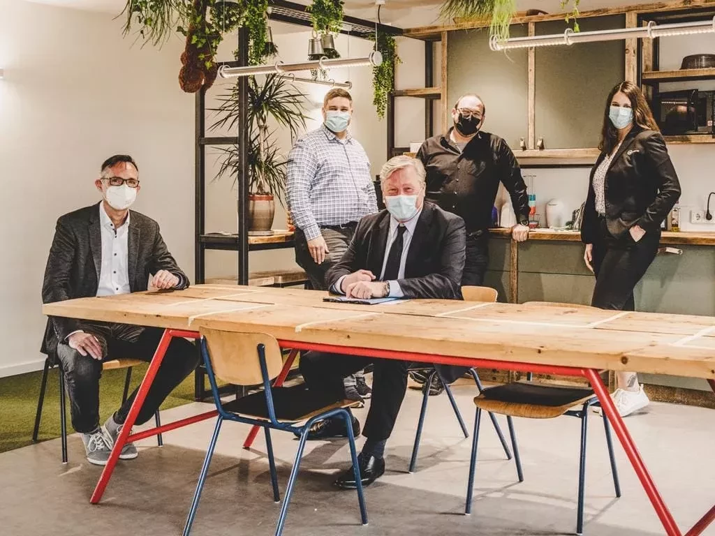TGO Geschäftsführer Jürgen Bath und Minister Dr. Bernd Althusmann mit Gründenden aus dem Coworking Space GO! Work (v.l.n.r.)