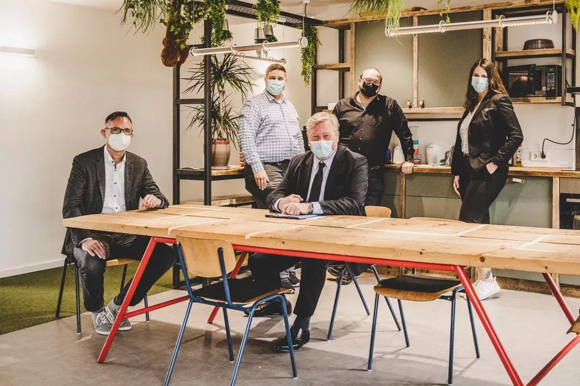 TGO Geschäftsführer Jürgen Bath und Minister Dr. Bernd Althusmann mit Gründenden aus dem Coworking Space GO! Work (v.l.n.r.)