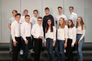Foto des Teams von townaround. Zu sehen sind 13 Jugendliche.