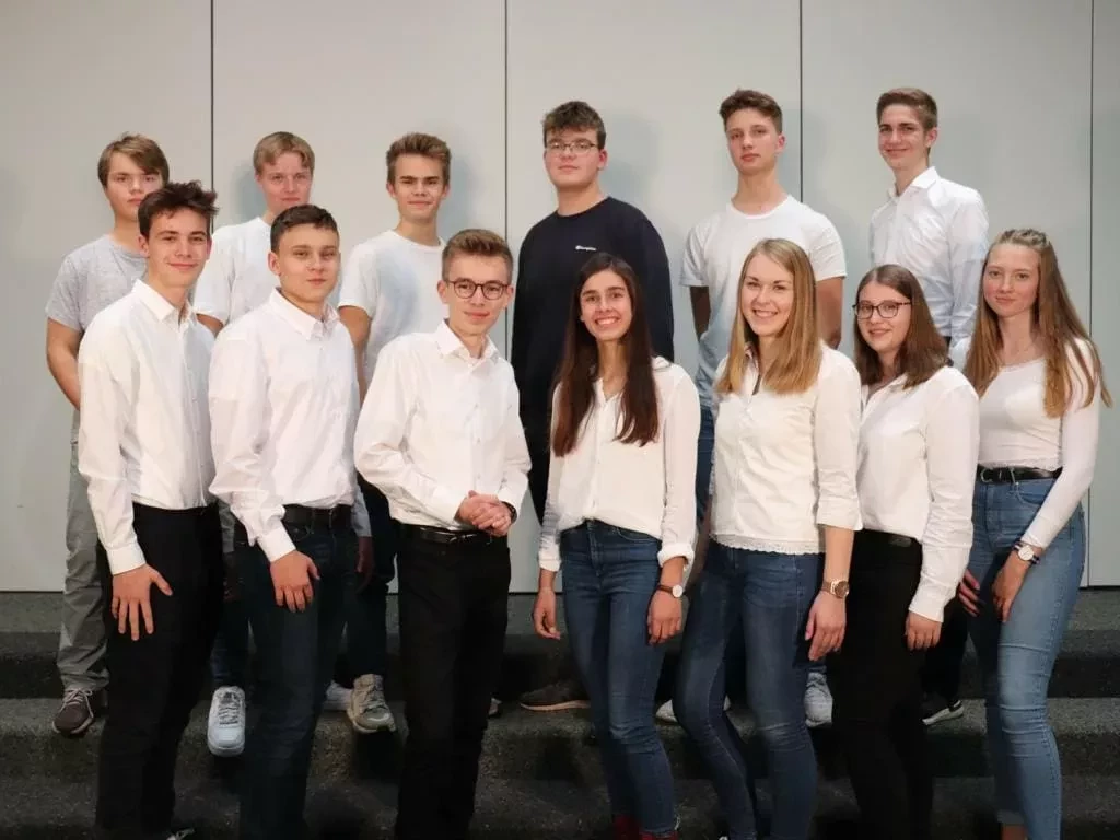 Foto des Teams von townaround. Zu sehen sind 13 Jugendliche.