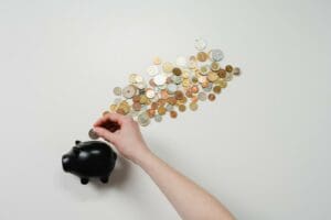 Sparschwein und Münzen symbolisieren Investment