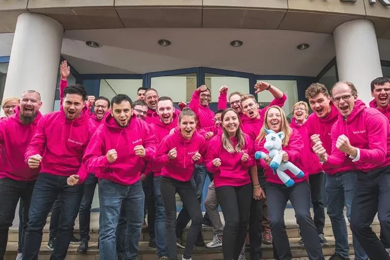 Das Bild zeigt das Team von borek.digital vor ihrem Bürogebäude.