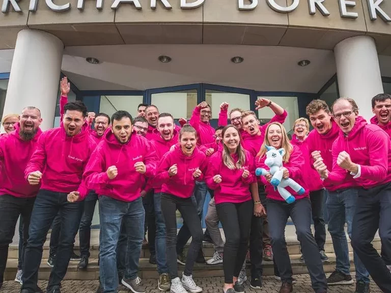 Das Bild zeigt das Team von borek.digital vor ihrem Bürogebäude.
