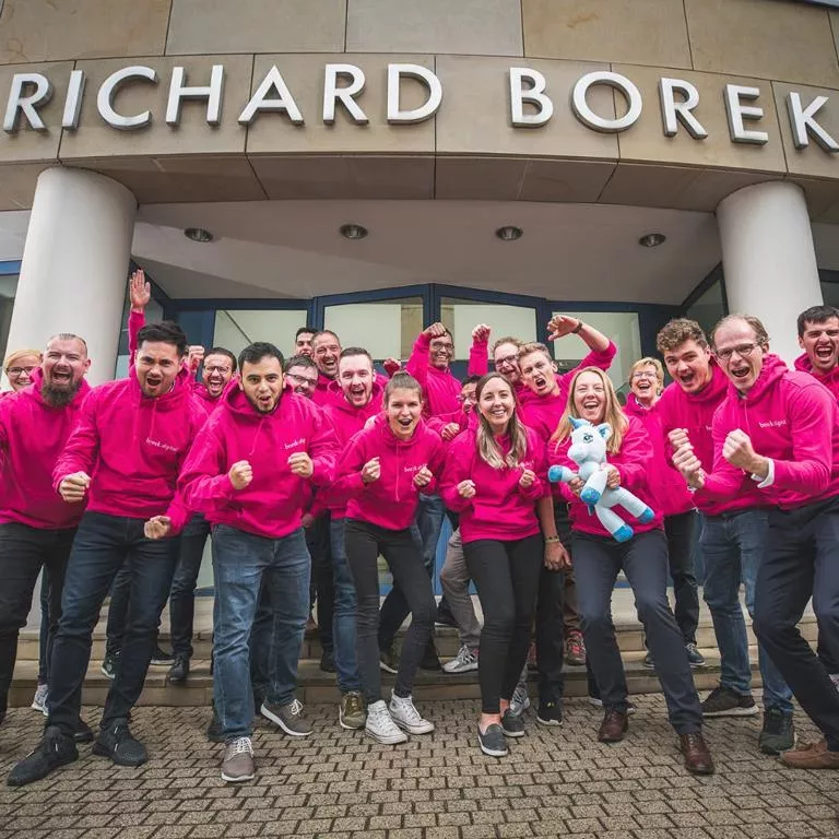 Das Bild zeigt das Team von borek.digital vor ihrem Bürogebäude.