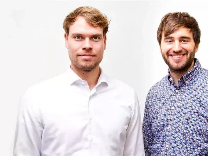 Das Bild zeigt die beiden Gründer vom Startup Medizinio vor einer weißen Wand.