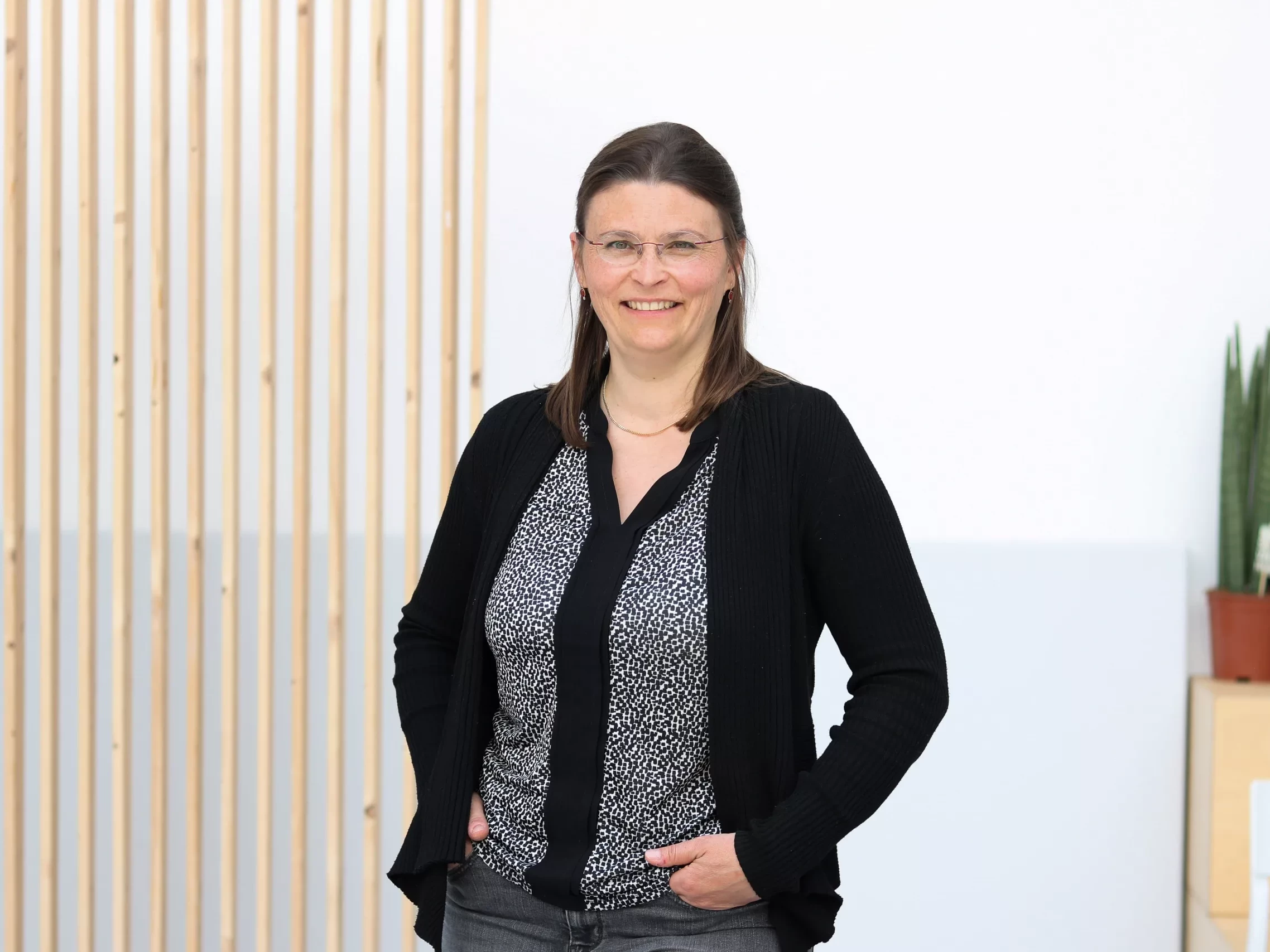 Das Bild zeigt Frau Dr. Lena Oesterlin-Meret vor einer weißen Wand.