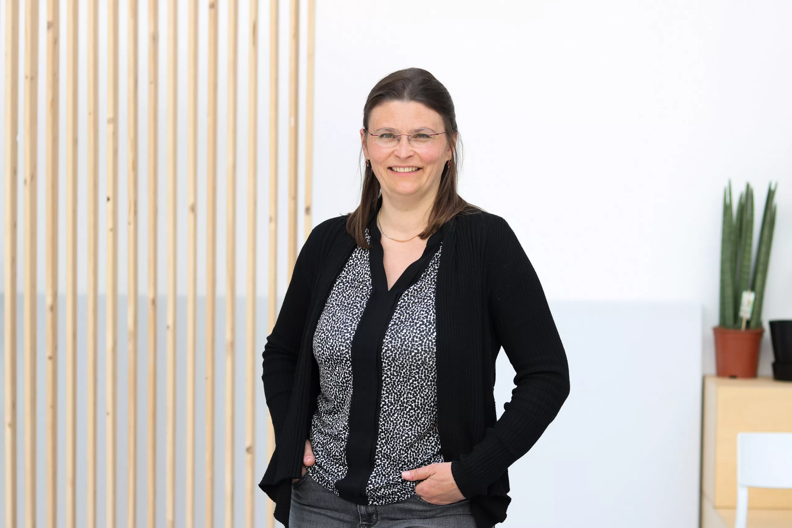 Das Bild zeigt Frau Dr. Lena Oesterlin-Meret vor einer weißen Wand.