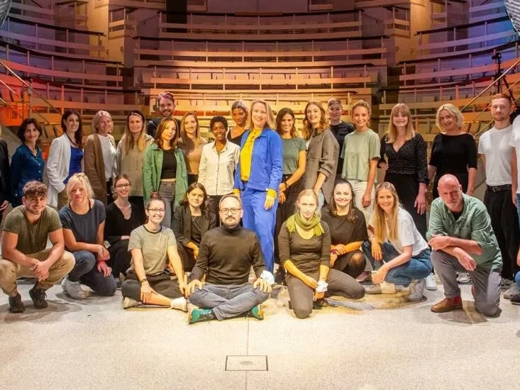 Das Foto zeigt das Team von der Female Founders Show CreateF in einem Theater.