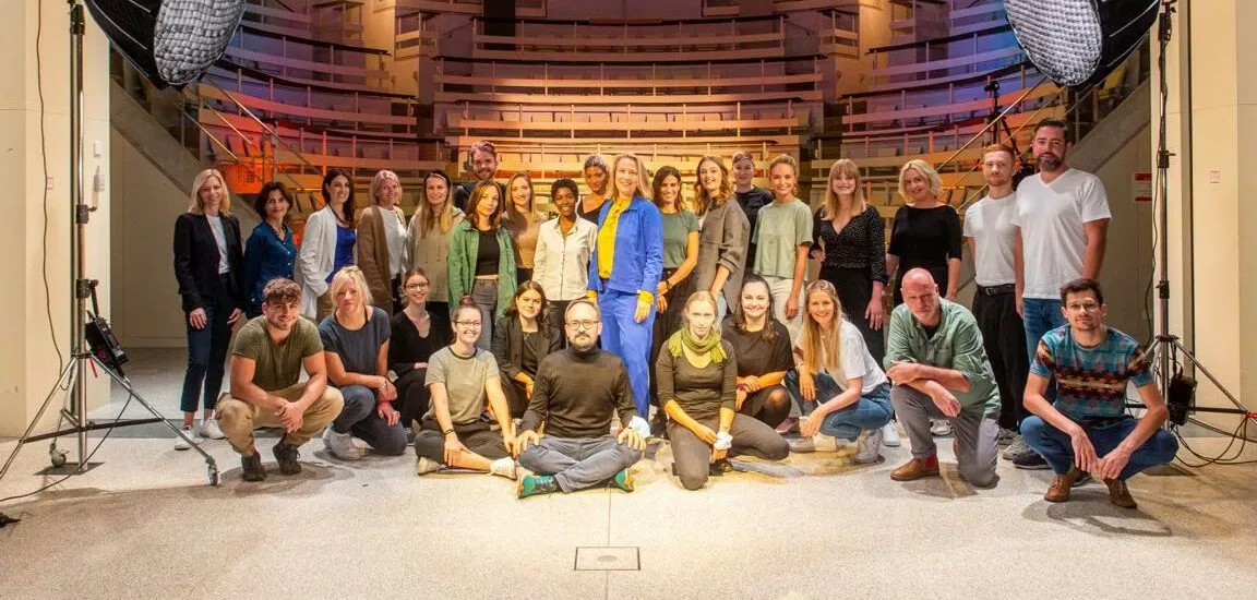 Das Foto zeigt das Team von der Female Founders Show CreateF in einem Theater.