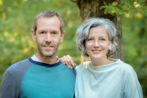 Das Bild zeigt den Gründer und die Gründerin des Startups TrostHelden.