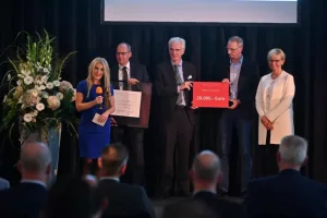 Das Projekt Robokind bei der Preisverleihung des Innovationspreises Niedersachsen 2021 auf der Bühne.