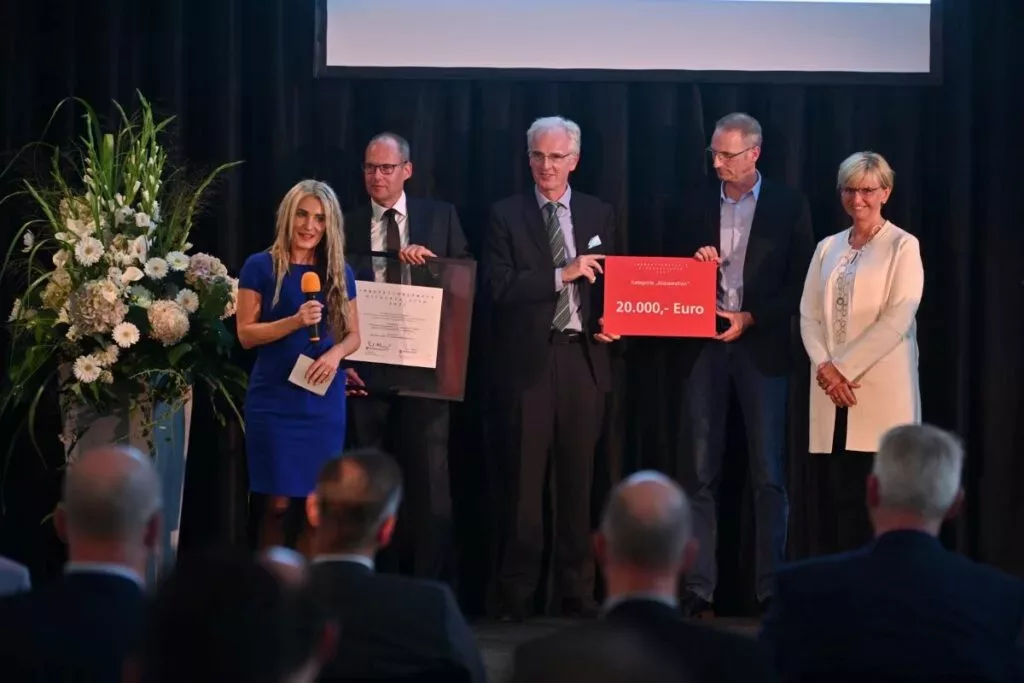 Das Projekt Robokind bei der Preisverleihung des Innovationspreises Niedersachsen 2021 auf der Bühne.