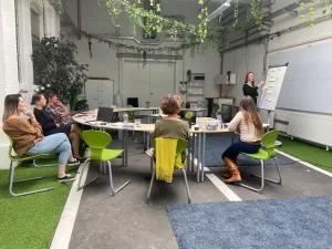 Das Bild zeigt mehrere Frauen in einer Workshop-Situation.