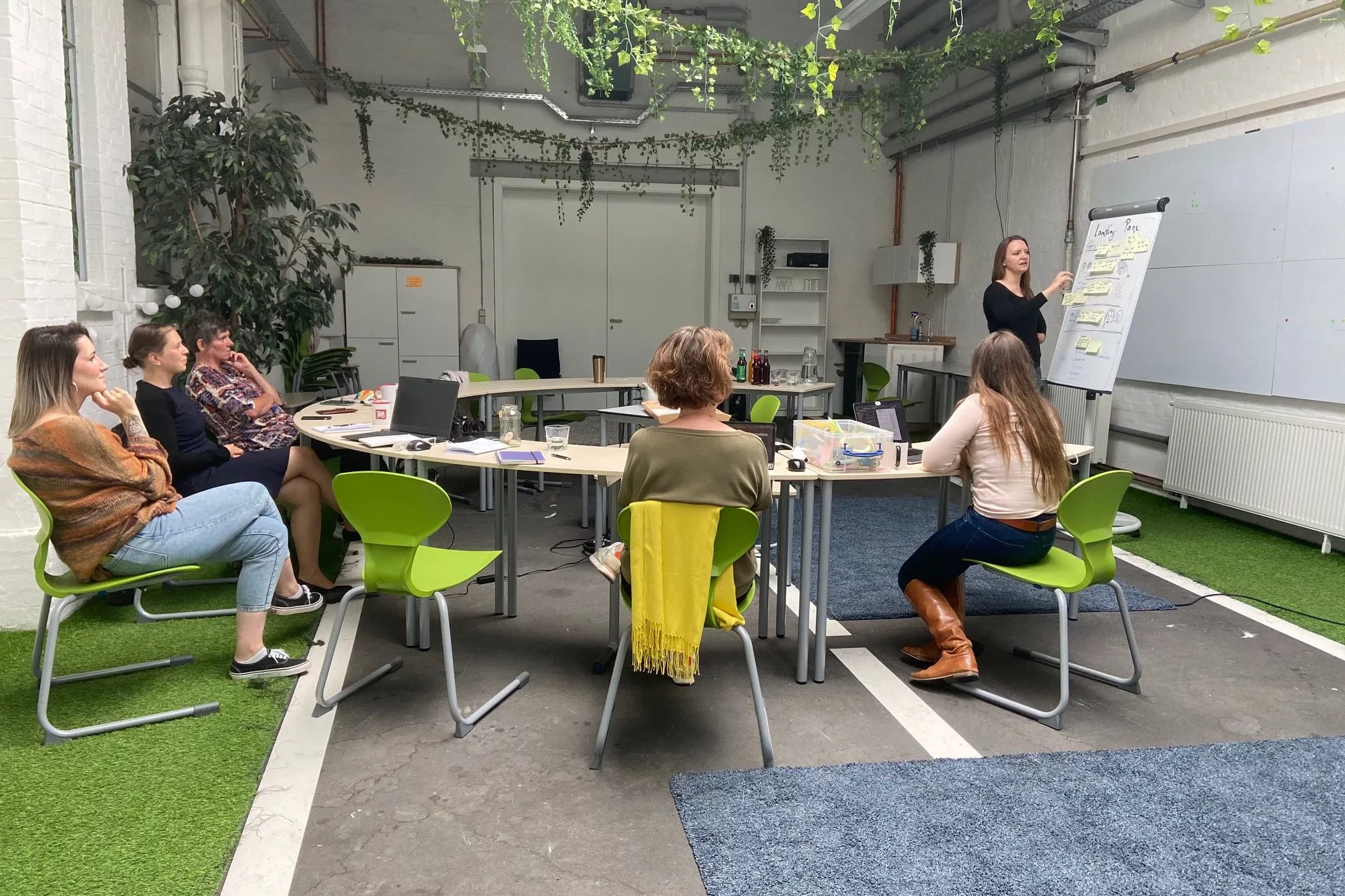 Das Bild zeigt mehrere Frauen in einer Workshop-Situation.