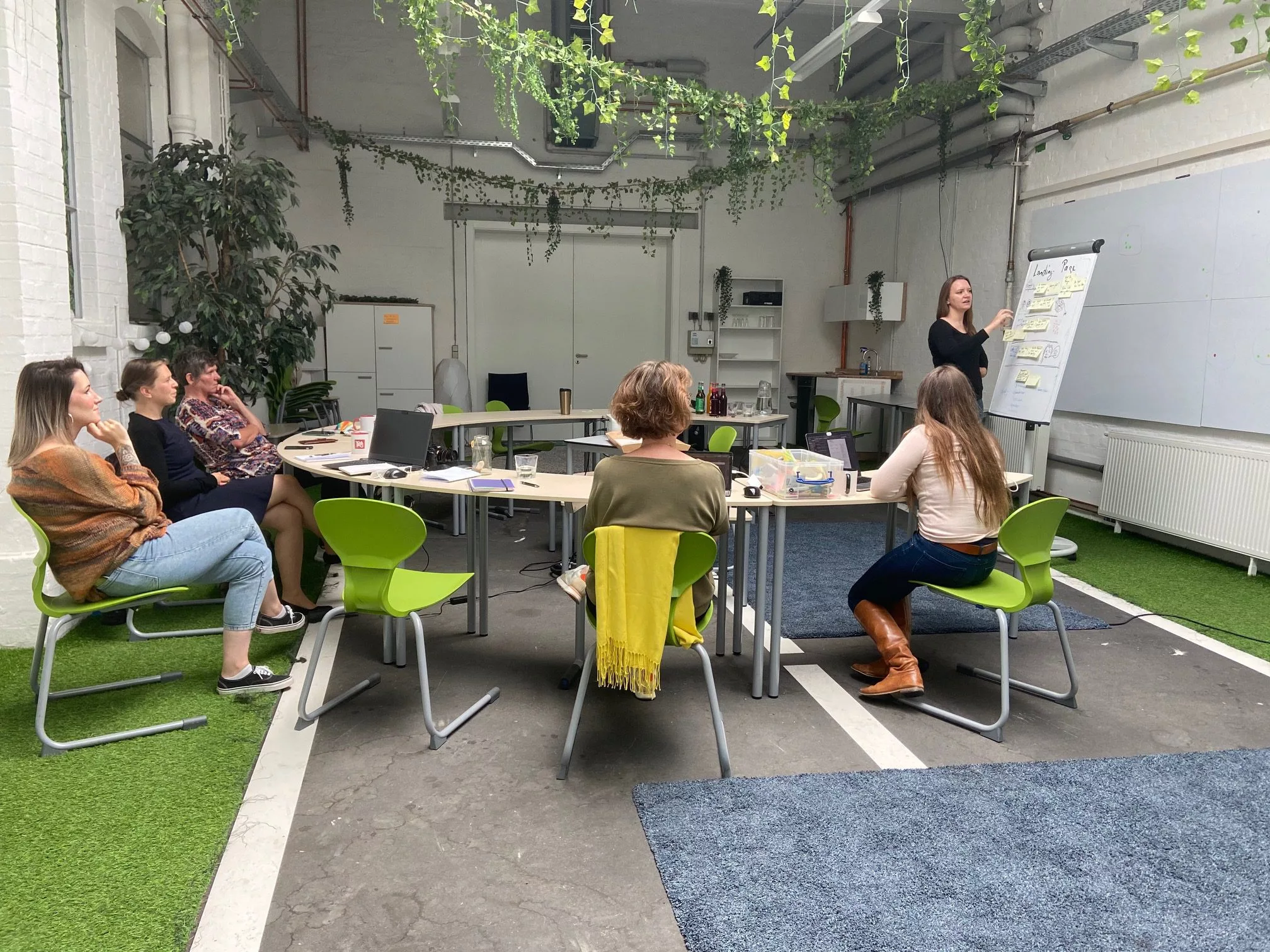 Das Bild zeigt mehrere Frauen in einer Workshop-Situation.