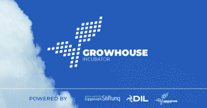 Weißes Logo vom Growhouse auf einem blauen Hintergrund mit einer Wolke auf der linken Seite.