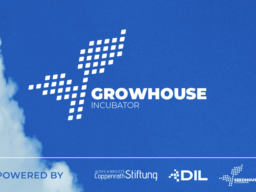Weißes Logo vom Growhouse auf einem blauen Hintergrund mit einer Wolke auf der linken Seite.