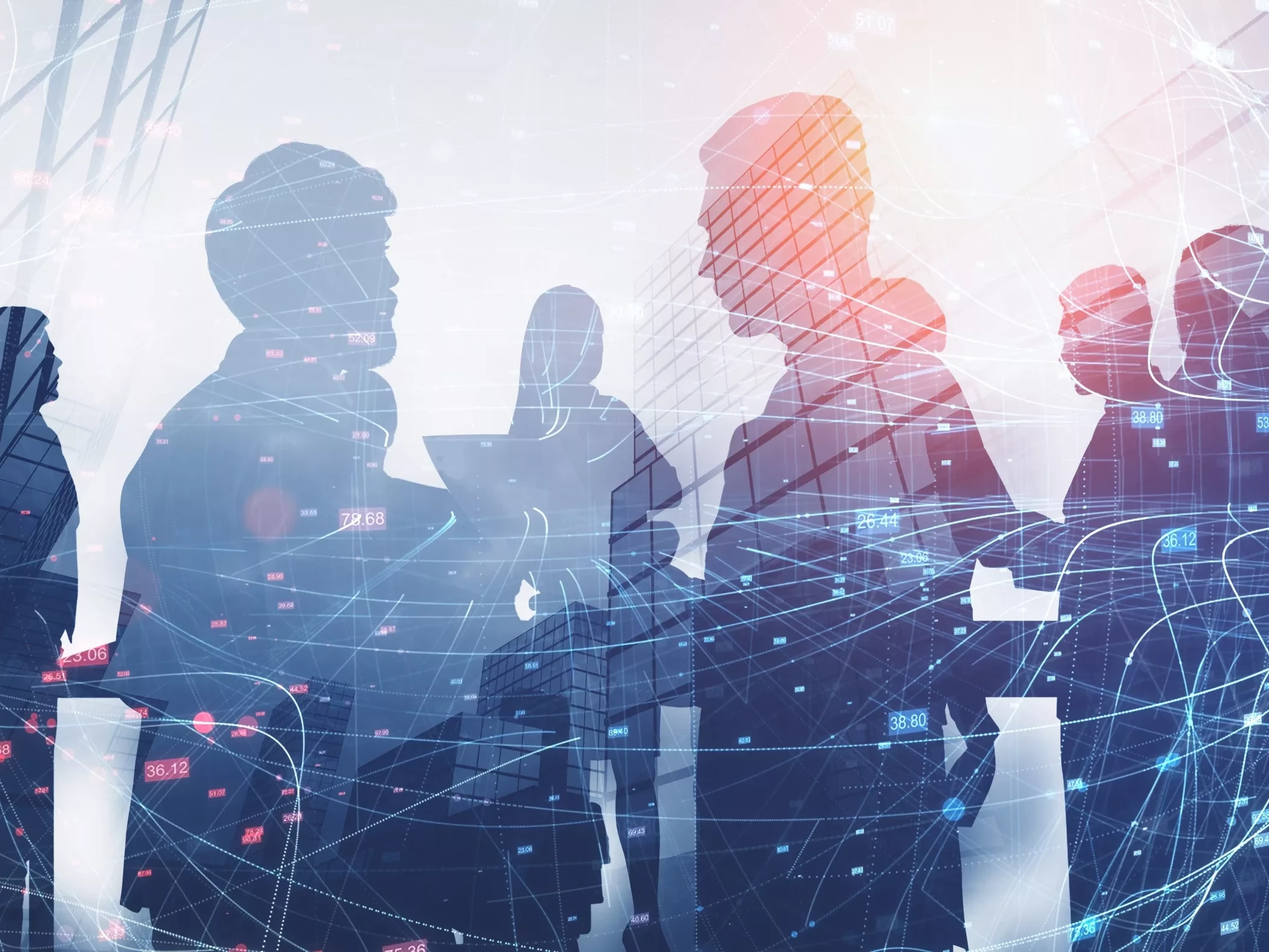 Silhouetten von Geschäftsleuten mit Dokumenten über abstrakte Stadt Hintergrund mit Doppelbelichtung von Netzwerk-Schnittstelle. Konzept der Teamarbeit und Hightech.