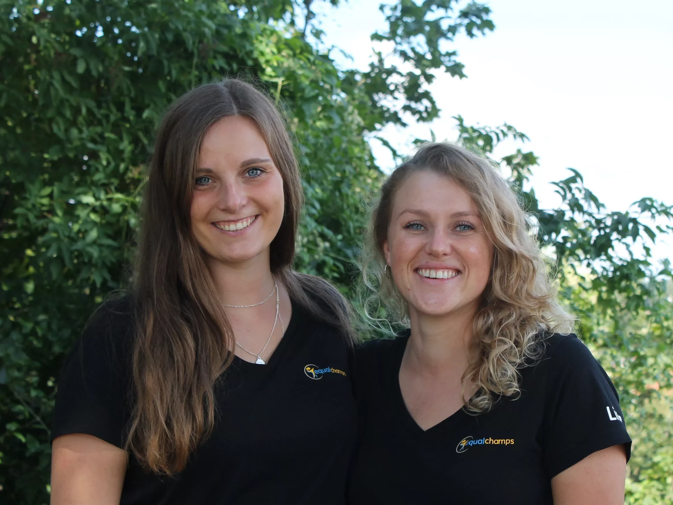 Die equalchamps-Gründerinnen Laura Elbers (links) und Lina Soffner (rechts).