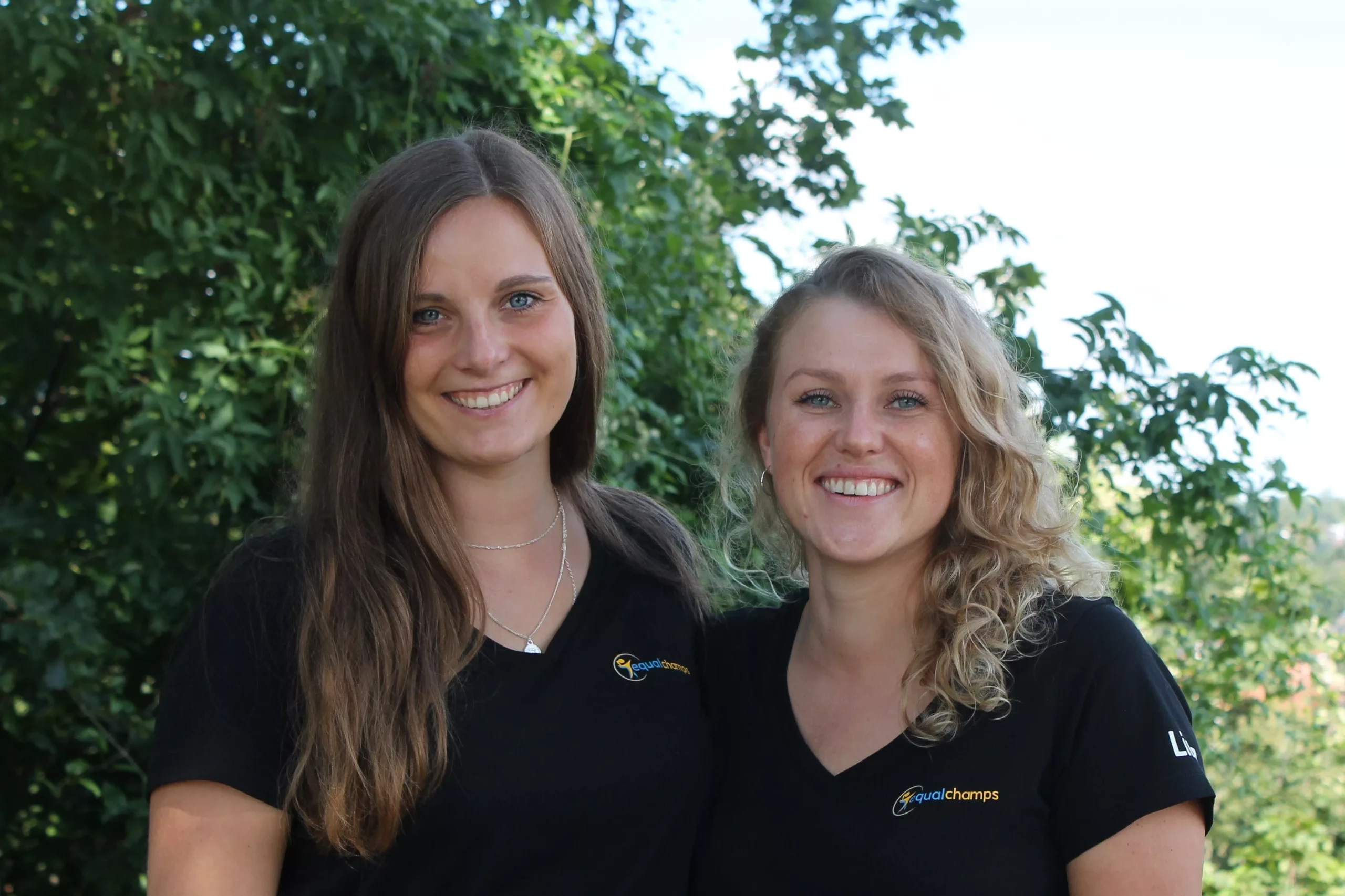 Die equalchamps-Gründerinnen Laura Elbers (links) und Lina Soffner (rechts).