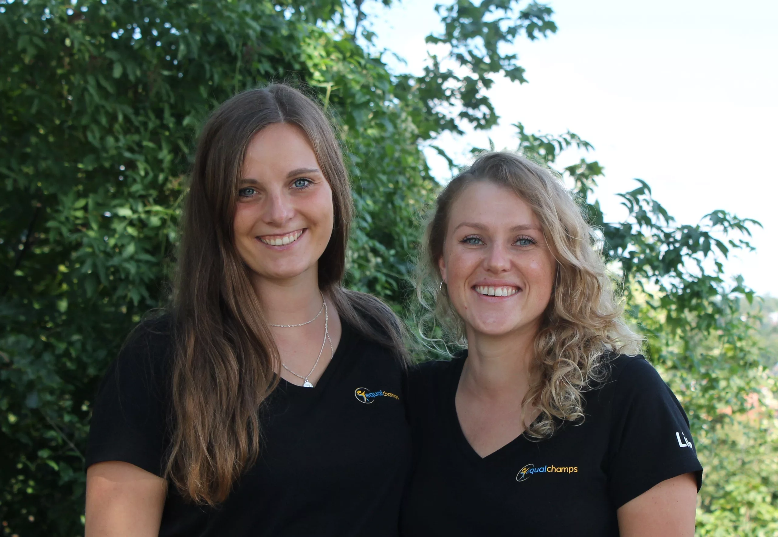 Die equalchamps-Gründerinnen Laura Elbers (links) und Lina Soffner (rechts).