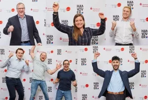 Das Bild zeigt die Gewinner des Startup Impuls Wettbewerbs vor einer Logowand.