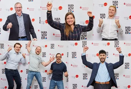 Das Bild zeigt die Gewinner des Startup Impuls Wettbewerbs vor einer Logowand.
