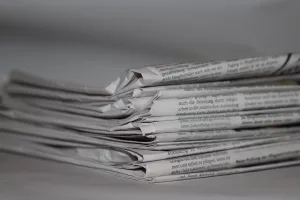 Mehrere Zeitungen übereinander gestapelt.