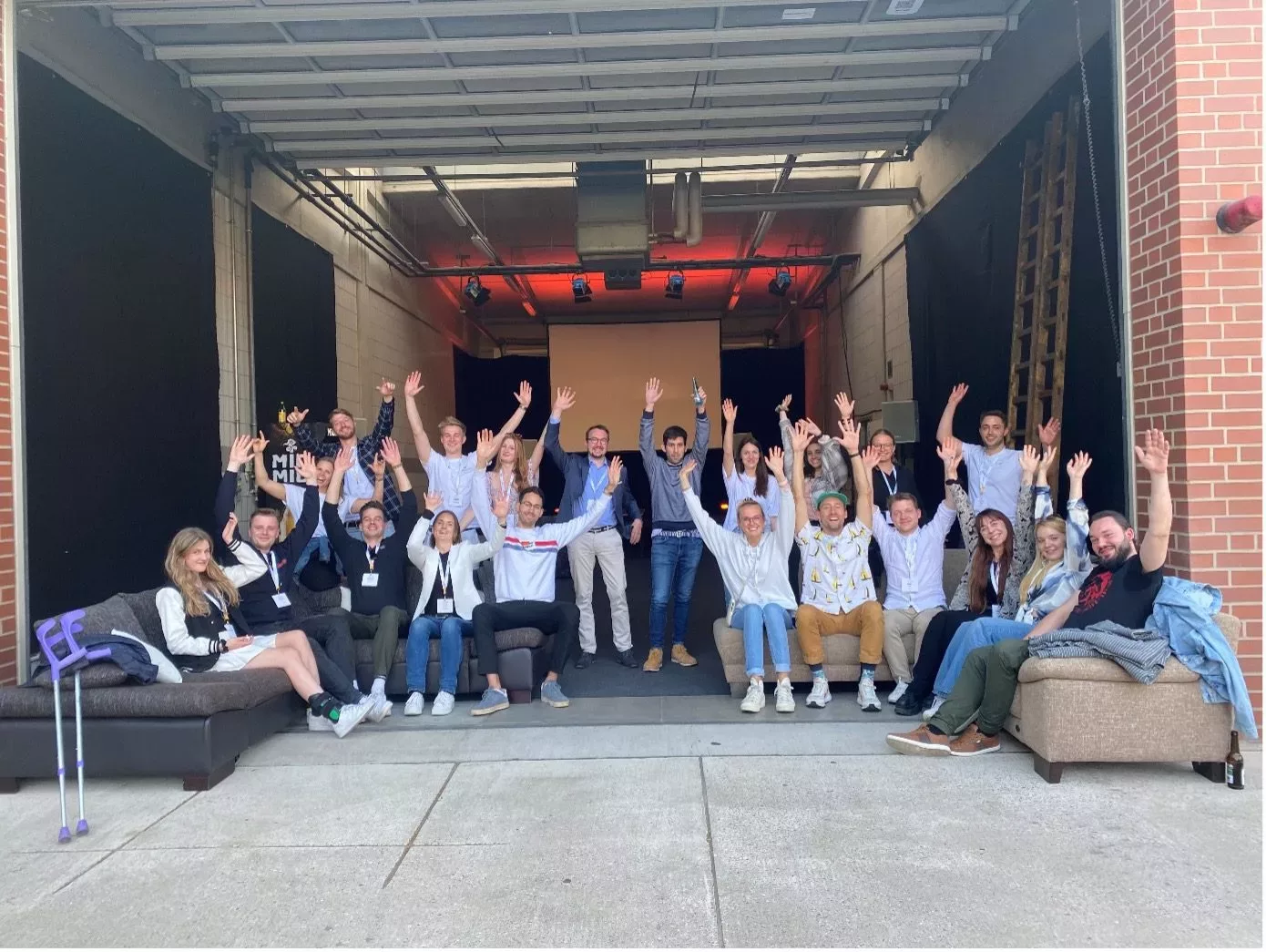 Zeigt die Gruppe der Teilnehmenden des Bootcamps in einer Garage.