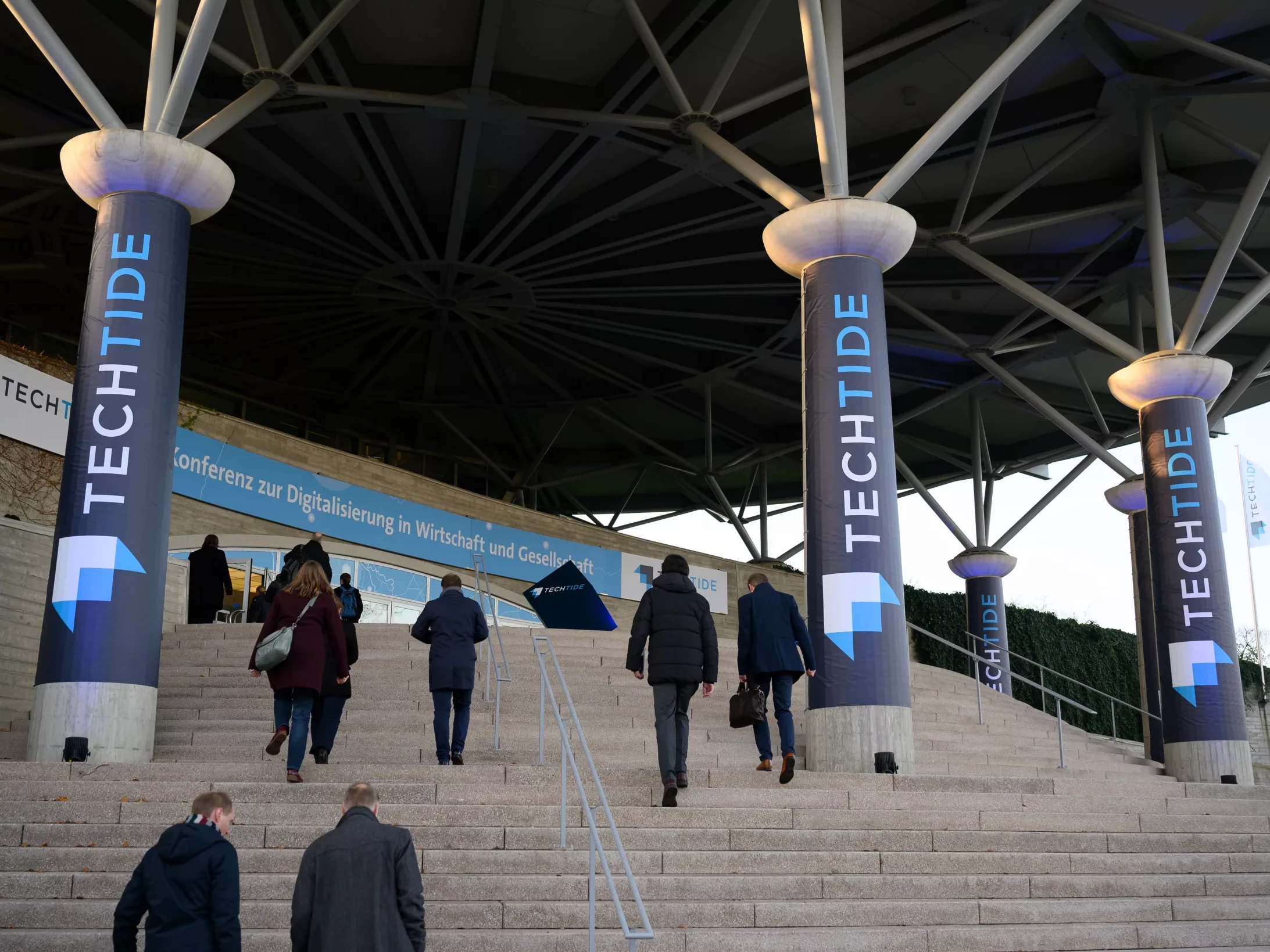 Eingang zum Messegelände Hannover mit TECHTIDE Postern.