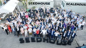 Das Bild zeigt in der Vogelperspektive die Teilnehmenden der Eröffnung des regionalen Wachstumsfonds im Scalehouse Osnabrück.