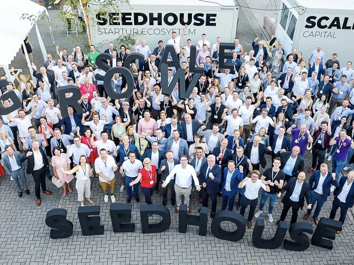 Das Bild zeigt in der Vogelperspektive die Teilnehmenden der Eröffnung des regionalen Wachstumsfonds im Scalehouse Osnabrück.