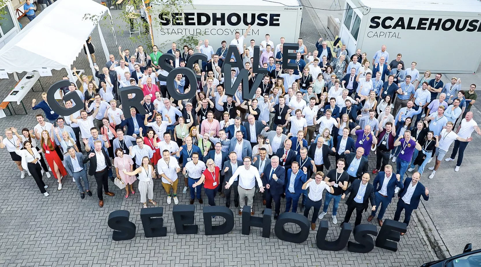 Das Bild zeigt in der Vogelperspektive die Teilnehmenden der Eröffnung des regionalen Wachstumsfonds im Scalehouse Osnabrück.