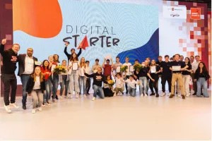 Alle Finalist*innen und Teilnehmenden stehen gemeinsam auf der Bühne vor dem DigitalSTARTer-Logo.