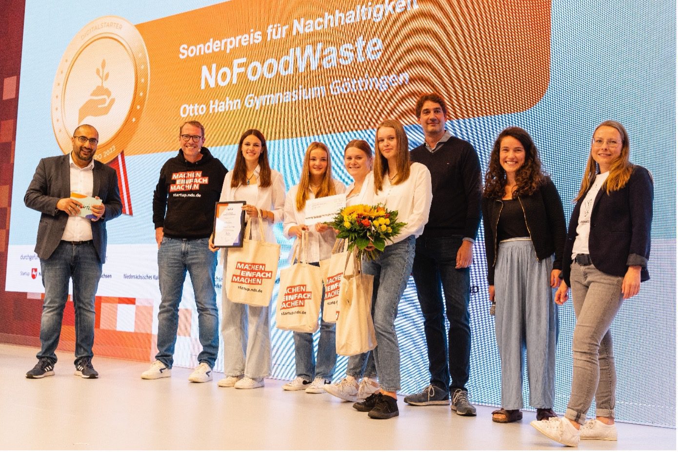 Das Team NoFoodWaste wird auf der Bühne ausgezeichnet.