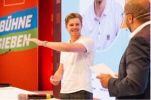Leo McGuire steht auf der Bühne.
