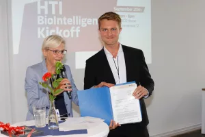 Jan Fischer (Managing Director BioIntelligence GmbH) und Staatssekretärin Dr. Sabine Johannsen bei der Übergabe des Förderbescheids