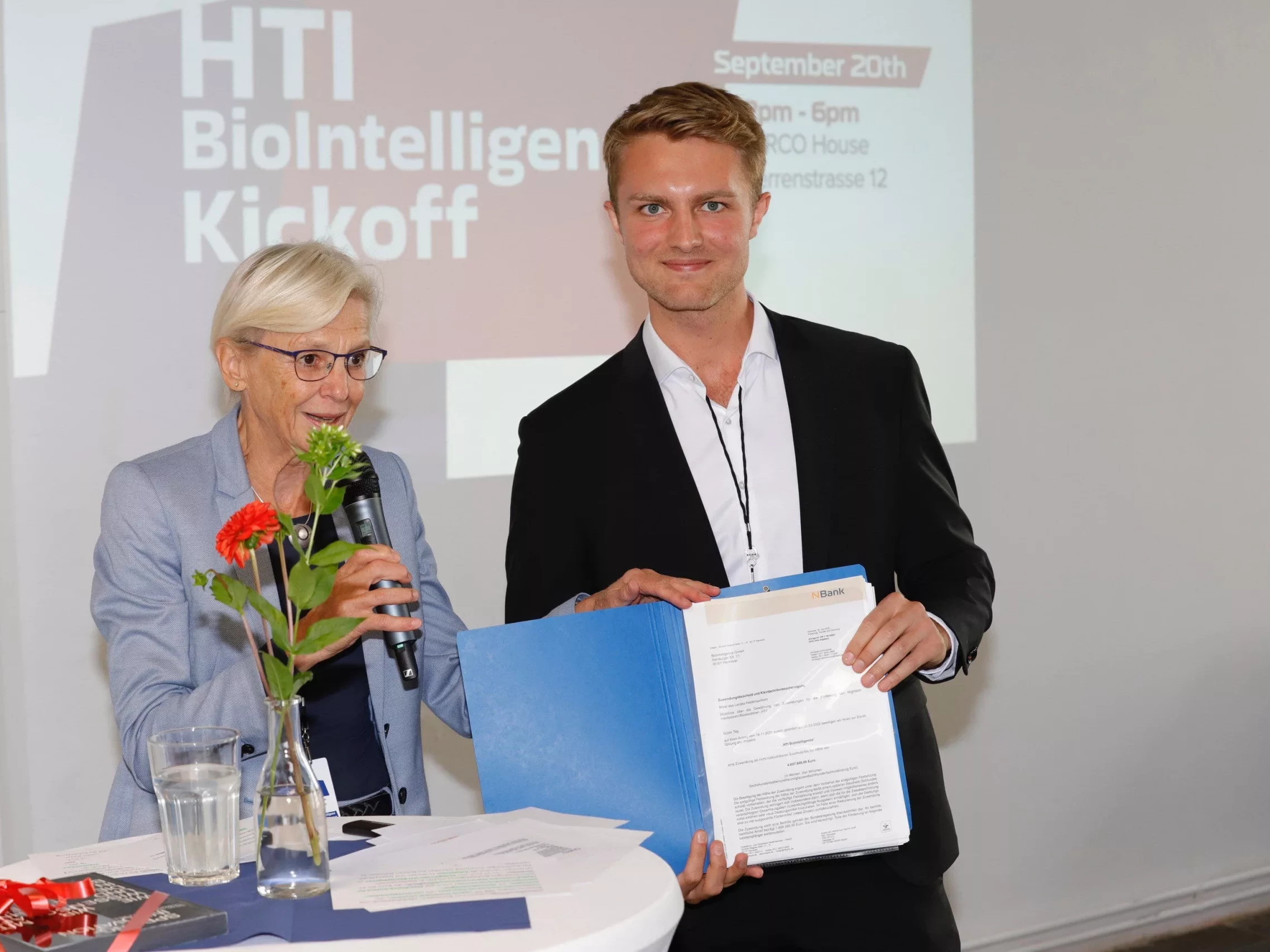 Jan Fischer (Managing Director BioIntelligence GmbH) und Staatssekretärin Dr. Sabine Johannsen bei der Übergabe des Förderbescheids